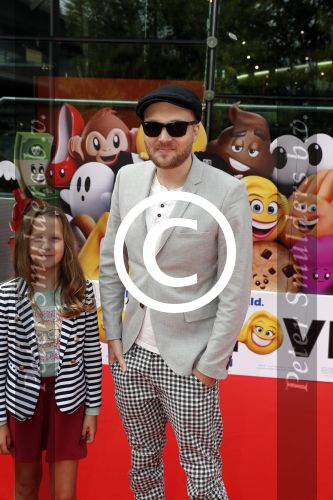 Amsterdam 2 augustus 2017  
Premiere emoji de film in pathe arena. Arjen Lubach met kinderen van zijn vriendin