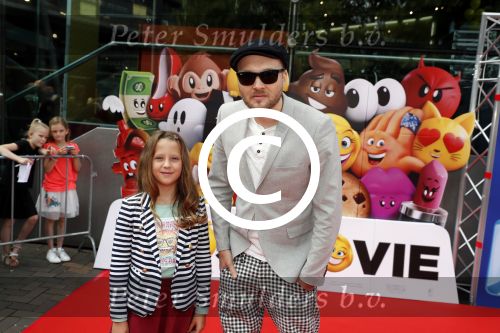 Amsterdam 2 augustus 2017  
Premiere emoji de film in pathe arena. Arjen Lubach met kinderen van zijn vriendin