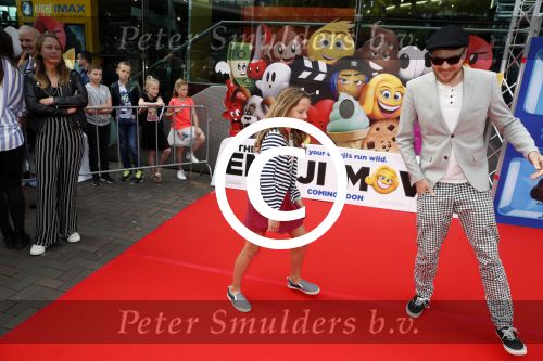 Amsterdam 2 augustus 2017  
Premiere emoji de film in pathe arena. Arjen Lubach met kinderen van zijn vriendin
