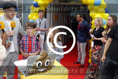 Amsterdam 2 augustus 2017  
Premiere emoji de film in pathe arena. Arjen Lubach met kinderen van zijn vriendin