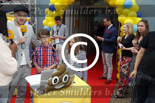 Amsterdam 2 augustus 2017  
Premiere emoji de film in pathe arena. Arjen Lubach met kinderen van zijn vriendin