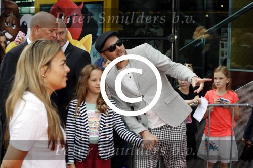 Amsterdam 2 augustus 2017  
Premiere emoji de film in pathe arena. Arjen Lubach met kinderen van zijn vriendin