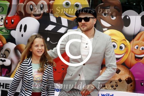Amsterdam 2 augustus 2017  
Premiere emoji de film in pathe arena. Arjen Lubach met kinderen van zijn vriendin