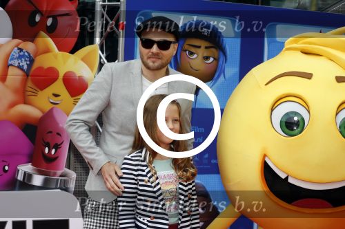Amsterdam 2 augustus 2017  
Premiere emoji de film in pathe arena. Arjen Lubach met kinderen van zijn vriendin