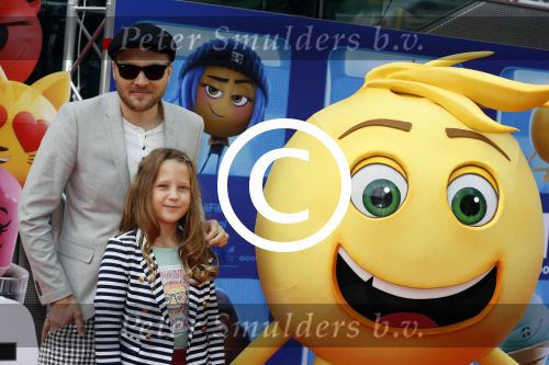Amsterdam 2 augustus 2017  
Premiere emoji de film in pathe arena. Arjen Lubach met kinderen van zijn vriendin