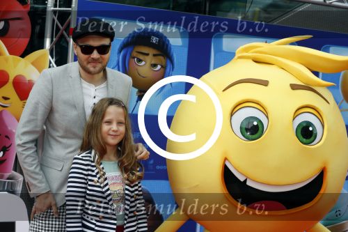 Amsterdam 2 augustus 2017  
Premiere emoji de film in pathe arena. Arjen Lubach met kinderen van zijn vriendin