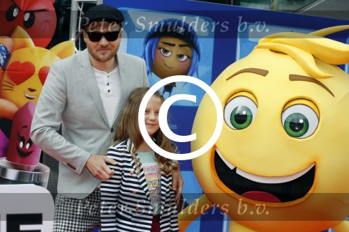 Amsterdam 2 augustus 2017  
Premiere emoji de film in pathe arena. Arjen Lubach met kinderen van zijn vriendin
