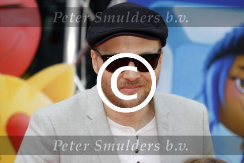 Amsterdam 2 augustus 2017  
Premiere emoji de film in pathe arena. Arjen Lubach met kinderen van zijn vriendin