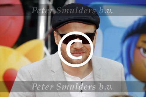 Amsterdam 2 augustus 2017  
Premiere emoji de film in pathe arena. Arjen Lubach met kinderen van zijn vriendin