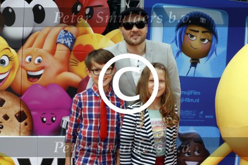 Amsterdam 2 augustus 2017  
Premiere emoji de film in pathe arena. Arjen Lubach met kinderen van zijn vriendin