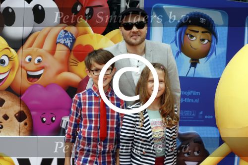 Amsterdam 2 augustus 2017  
Premiere emoji de film in pathe arena. Arjen Lubach met kinderen van zijn vriendin