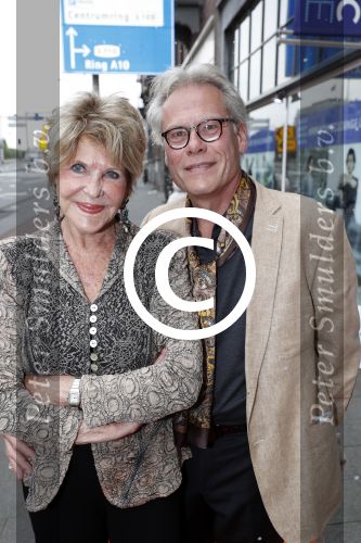 Amsterdam 15 juli 2017
Frits Huffnagel viert zijn 50e verjaardag. Astrid Engels met partner