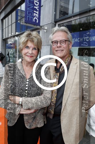 Amsterdam 15 juli 2017
Frits Huffnagel viert zijn 50e verjaardag. Astrid Engels met partner