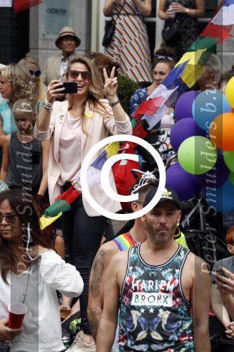 Amsterdam 5 augustus 2017
Barbara Frequin en Eefje Borstlap bij de canal parade.