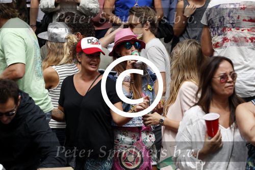 Amsterdam 5 augustus 2017
Barbara Frequin en Eefje Borstlap bij de canal parade.