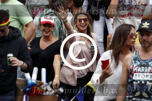 Amsterdam 5 augustus 2017
Barbara Frequin en Eefje Borstlap bij de canal parade.