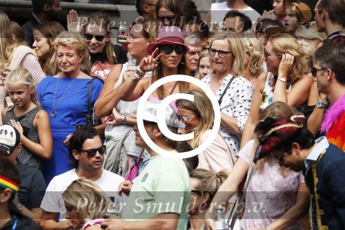 Amsterdam 5 augustus 2017
Barbara Frequin en Eefje Borstlap bij de canal parade.