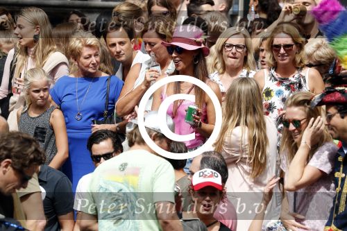 Amsterdam 5 augustus 2017
Barbara Frequin en Eefje Borstlap bij de canal parade.