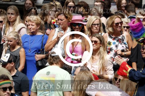 Amsterdam 5 augustus 2017
Barbara Frequin en Eefje Borstlap bij de canal parade.