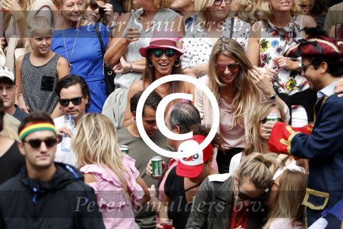 Amsterdam 5 augustus 2017
Barbara Frequin en Eefje Borstlap bij de canal parade.