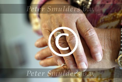 Vlaardingen 17 juli 2017
Bas v Toor vraagt zijn vrouw Coby opnieuw ten huwelijk met een grote ring