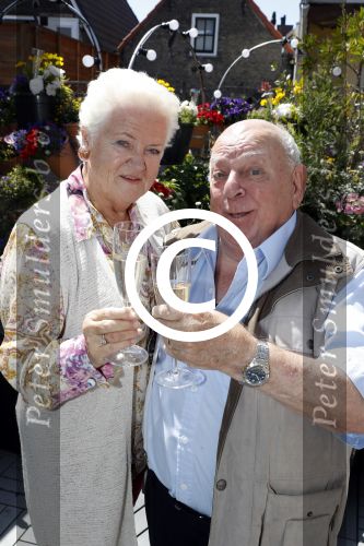 Vlaardingen 17 juli 2017
Bas v Toor vraagt zijn vrouw Coby opnieuw ten huwelijk met een grote ring