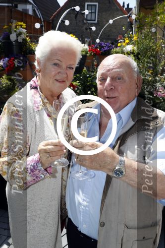 Vlaardingen 17 juli 2017
Bas v Toor vraagt zijn vrouw Coby opnieuw ten huwelijk met een grote ring