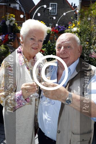 Vlaardingen 17 juli 2017
Bas v Toor vraagt zijn vrouw Coby opnieuw ten huwelijk met een grote ring