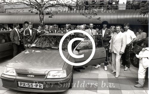 Bennie Staals Ruud Gullit 1986
bij aflevering Opel auto\'s selektie PSV