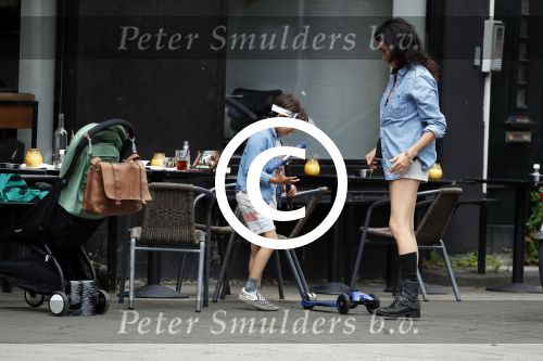 Amsterdam 9 augustus 2017  
Birgit Schuurman met zoon Chico en een kennis op terras