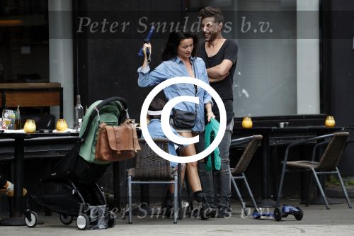 Amsterdam 9 augustus 2017  
Birgit Schuurman met zoon Chico en een kennis op terras