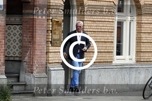 Amsterdam 2 augustus 2017
Bram Moszkowicz en zijn vriendin Nienke Hoogervorst verlaten haar kantoor.