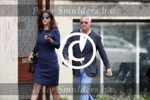 Amsterdam 2 augustus 2017
Bram Moszkowicz en zijn vriendin Nienke Hoogervorst verlaten haar kantoor.