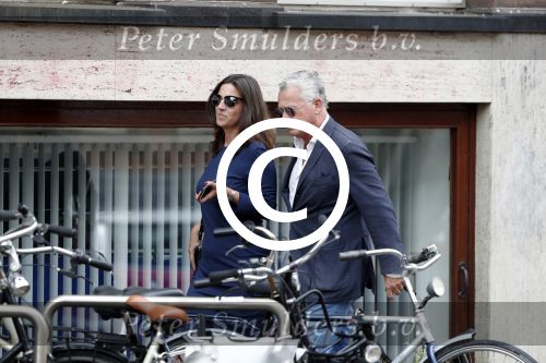 Amsterdam 2 augustus 2017
Bram Moszkowicz en zijn vriendin Nienke Hoogervorst verlaten haar kantoor.