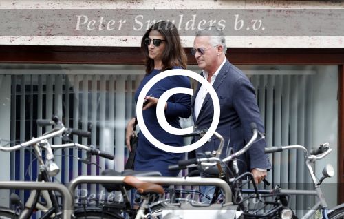 Amsterdam 2 augustus 2017
Bram Moszkowicz en zijn vriendin Nienke Hoogervorst verlaten haar kantoor.