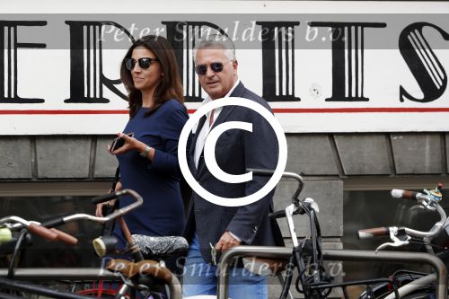 Amsterdam 2 augustus 2017
Bram Moszkowicz en zijn vriendin Nienke Hoogervorst verlaten haar kantoor.