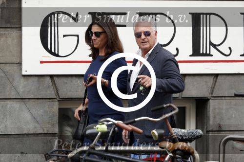 Amsterdam 2 augustus 2017
Bram Moszkowicz en zijn vriendin Nienke Hoogervorst verlaten haar kantoor.