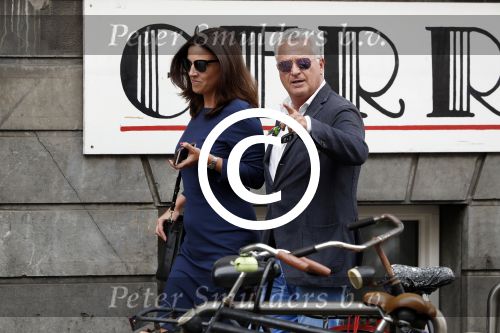 Amsterdam 2 augustus 2017
Bram Moszkowicz en zijn vriendin Nienke Hoogervorst verlaten haar kantoor.