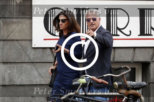 Amsterdam 2 augustus 2017
Bram Moszkowicz en zijn vriendin Nienke Hoogervorst verlaten haar kantoor.