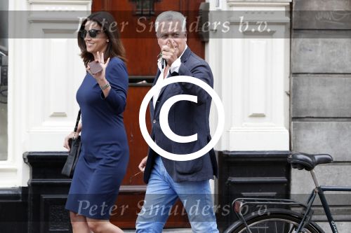 Amsterdam 2 augustus 2017
Bram Moszkowicz en zijn vriendin Nienke Hoogervorst verlaten haar kantoor.