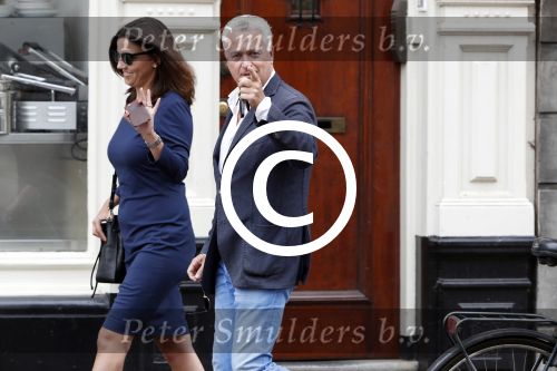 Amsterdam 2 augustus 2017
Bram Moszkowicz en zijn vriendin Nienke Hoogervorst verlaten haar kantoor.