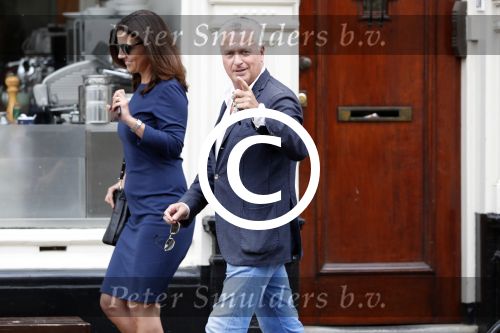 Amsterdam 2 augustus 2017
Bram Moszkowicz en zijn vriendin Nienke Hoogervorst verlaten haar kantoor.