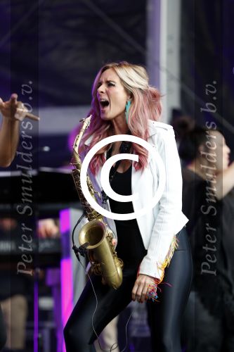 Amsterdam 6 augustus 2017 
Willeke Alberti en Candy Dulfer treden op ter afsluiting van de Gay parade op de dam.