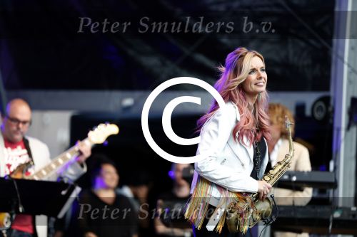 Amsterdam 6 augustus 2017 
Willeke Alberti en Candy Dulfer treden op ter afsluiting van de Gay parade op de dam.