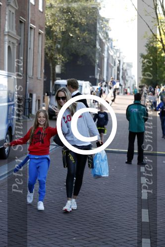 Amsterdam 3 september 2017  
ALS Cityswim in de amsterdamse grachten. Johnny de Mol jr en Rick Brandsteder zemmen met Ralph en Carlijn de Vies en hun kinderen  zoon Daniel en  hun dochter