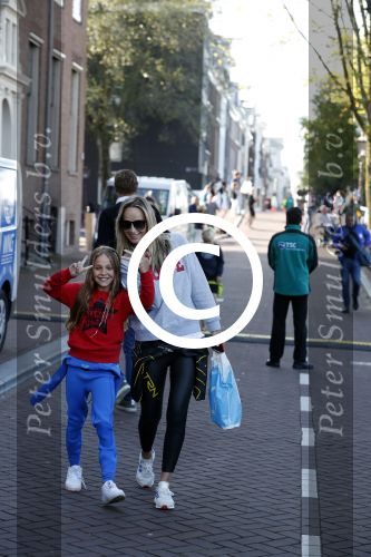 Amsterdam 3 september 2017  
ALS Cityswim in de amsterdamse grachten. Johnny de Mol jr en Rick Brandsteder zemmen met Ralph en Carlijn de Vies en hun kinderen  zoon Daniel en  hun dochter