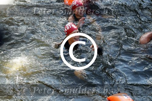 Amsterdam 3 september 2017  
ALS Cityswim in de amsterdamse grachten. Johnny de Mol jr en Rick Brandsteder zemmen met Ralph en Carlijn de Vies en hun kinderen  zoon Daniel en  hun dochter