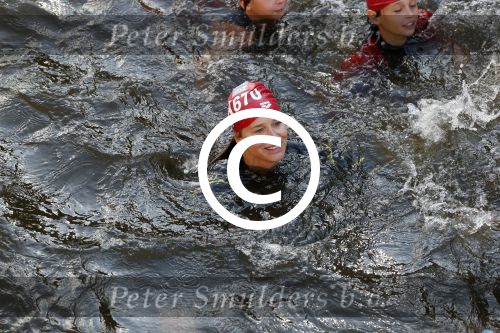 Amsterdam 3 september 2017  
ALS Cityswim in de amsterdamse grachten. Johnny de Mol jr en Rick Brandsteder zemmen met Ralph en Carlijn de Vies en hun kinderen  zoon Daniel en  hun dochter