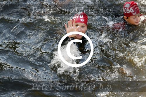 Amsterdam 3 september 2017  
ALS Cityswim in de amsterdamse grachten. Johnny de Mol jr en Rick Brandsteder zemmen met Ralph en Carlijn de Vies en hun kinderen  zoon Daniel en  hun dochter