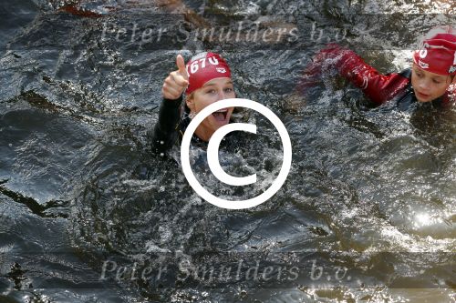 Amsterdam 3 september 2017  
ALS Cityswim in de amsterdamse grachten. Johnny de Mol jr en Rick Brandsteder zemmen met Ralph en Carlijn de Vies en hun kinderen  zoon Daniel en  hun dochter